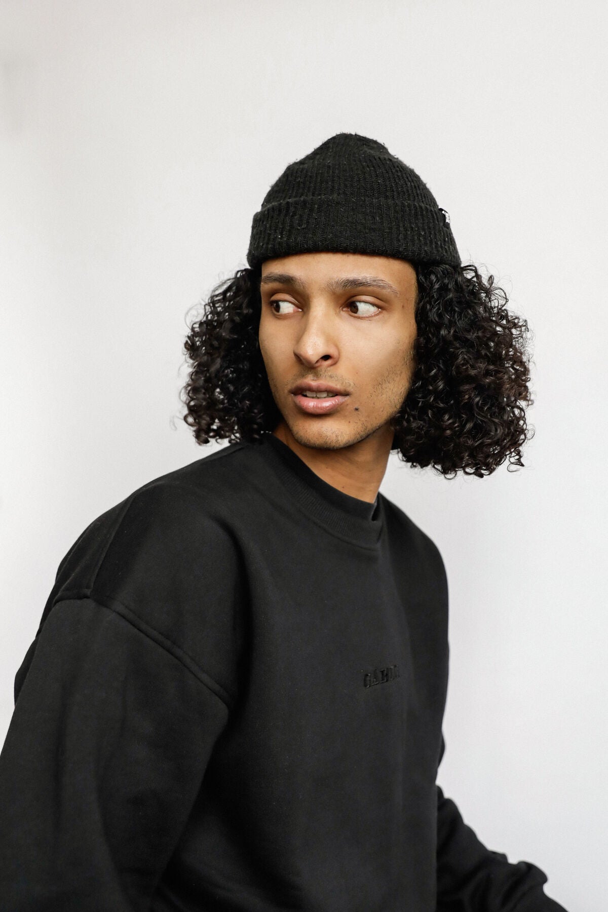 Gabirano – Schweizer Stand-up Comedian auf der Bühne, «2m10» Tour 2026